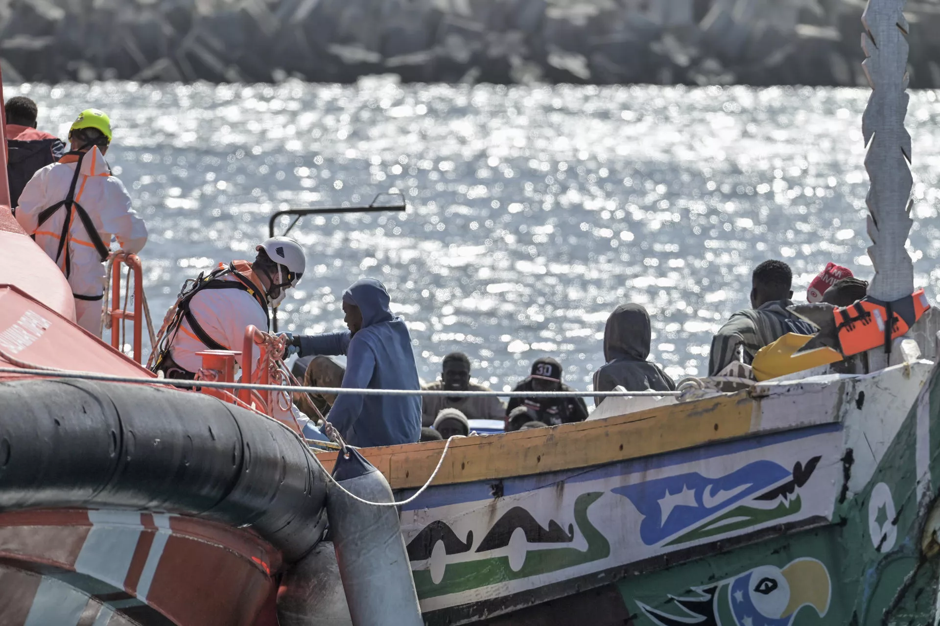 Imagen de los 54 inmigrantes rescatados en la tarde de hoy sábado por la embarcación de Salvamento Marítimo, Salvamar Diphda, en aguas cercanas a El Hierro y trasladados al puerto de La Restinga. / GELMERT FINOL-EFE