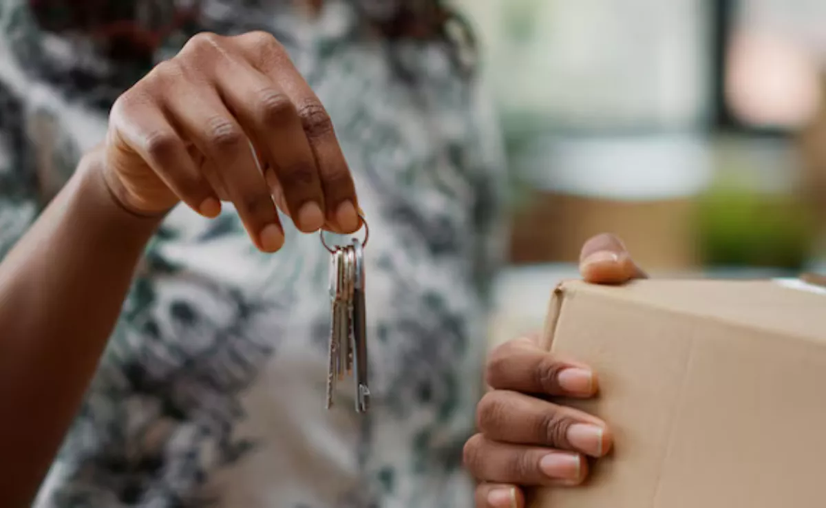 Persona sujeta las llaves de su casa. /AH