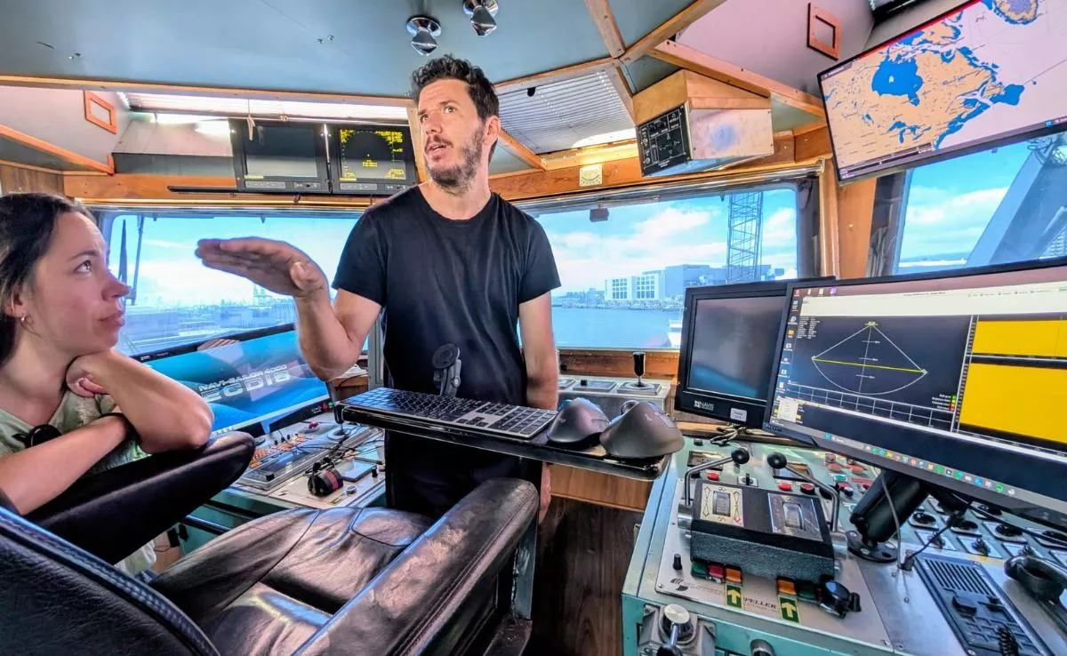 El marinero canario y periodista Miguel Moreno, en el buque 'N-35', durante una escala en el Puerto de Las Palmas, antes de que Venezuela interceptase el barco. / M. REYES