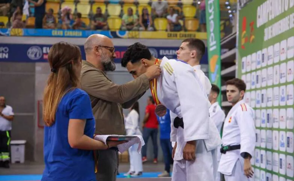 Aridany Romero entrega una medalla a un judoca. En total, 22 federaciones y disciplinas deportivas han obtenido el apoyo económico del Cabildo. / AH