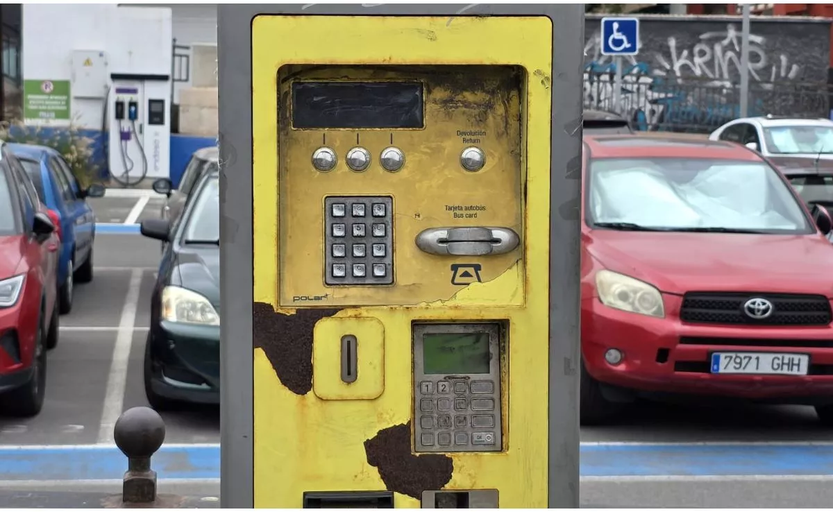 Estado actual de la máquina de recarga de bonos de Guaguas Municipales de la Carretera de Mata./ ATLÁNTICO HOY- ALBERTO LEY