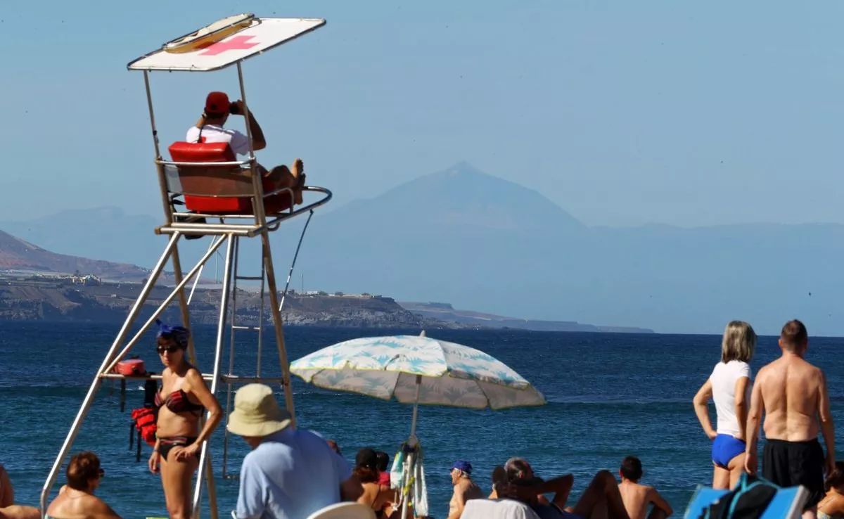 Un socorrista en una playa de Canarias / EFE - ELVIRA URQUIJO