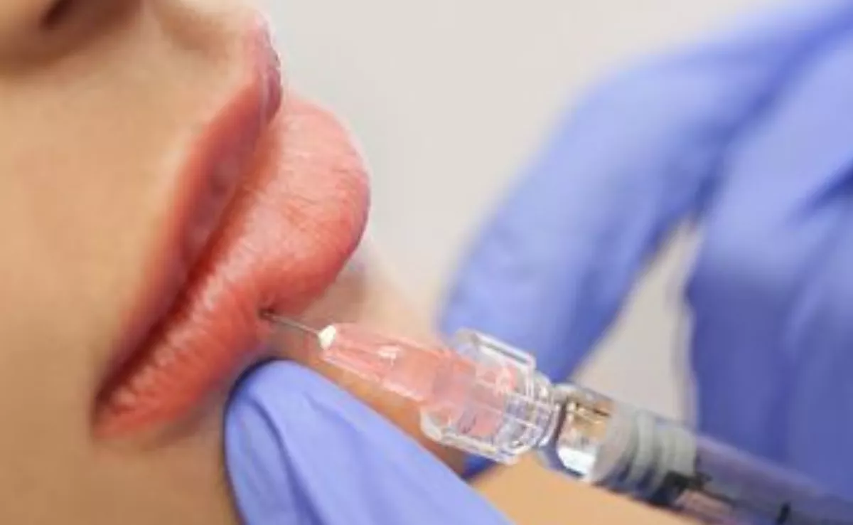 Medicina estética. Persona recibe un pinchazo en la comisura de la boca|RTVE