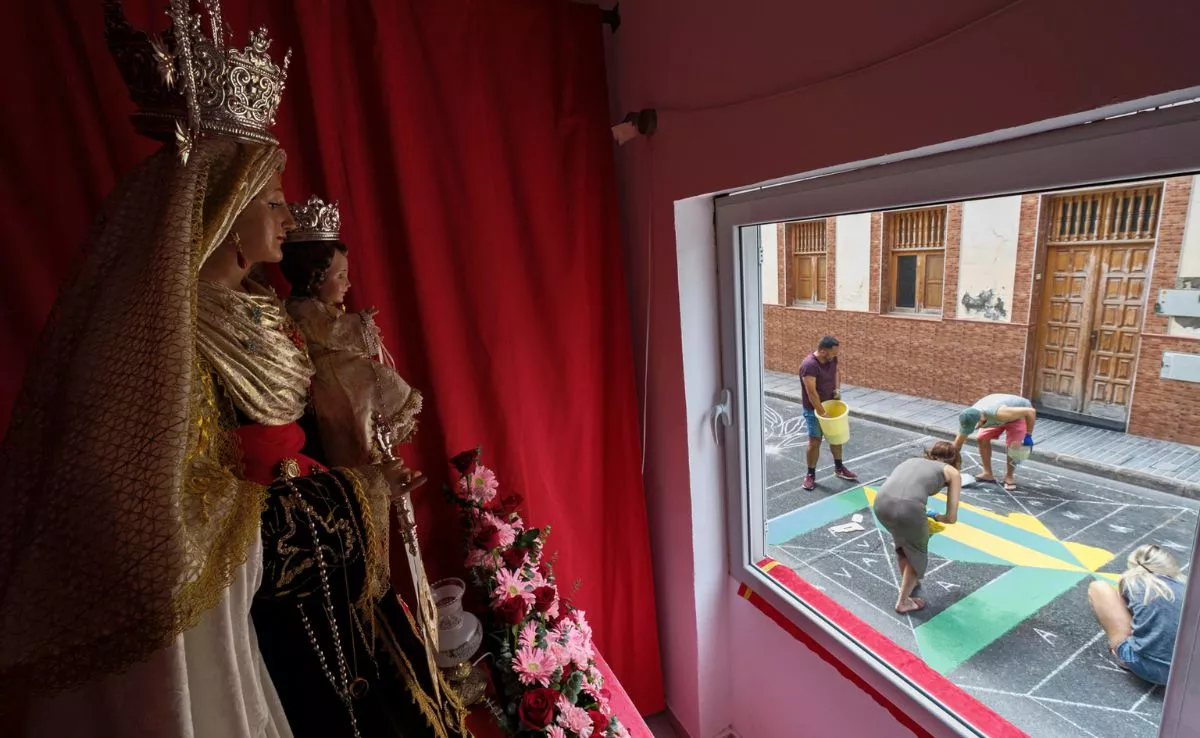 Las calles de La Isleta se engalanan con las tradicionales alfombras de sal y arena para homenajear a la Virgen del Carmen, patrona de los marineros. EFE / Ángel Medina G.