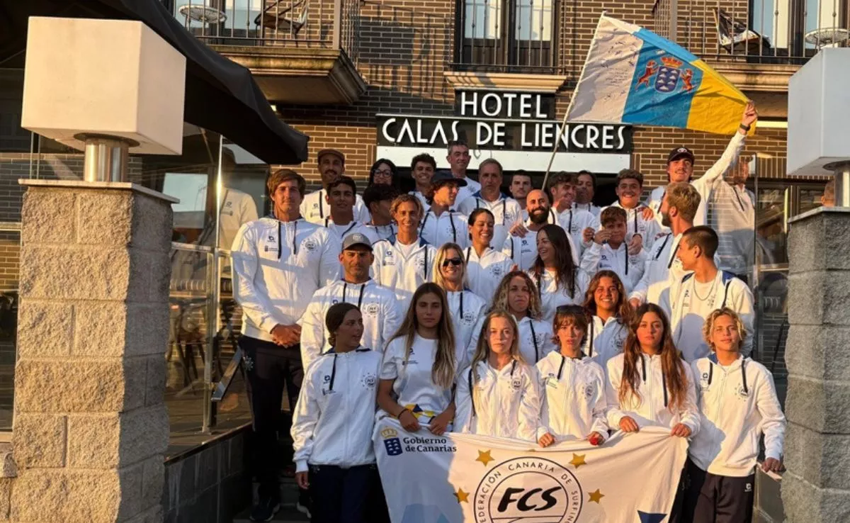 La Selección Canaria de Surf durante su viaje en Liencres, Cantabria. /CEDIDA