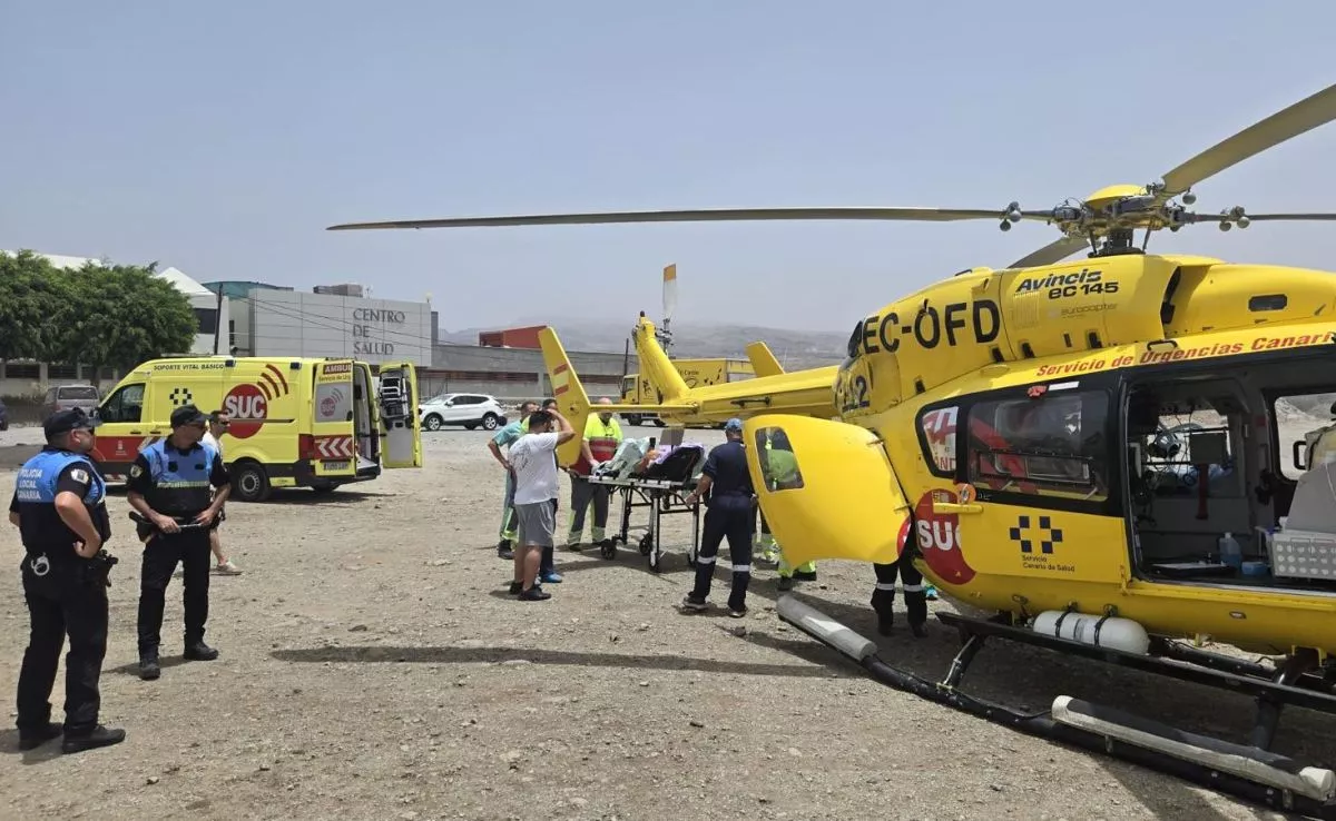 Personal del Servicio de Urgencias Canario traslada al joven apuñalado en Maspalomas, San Bartolomé de Tirajana. / 112 Gobierno de Canarias