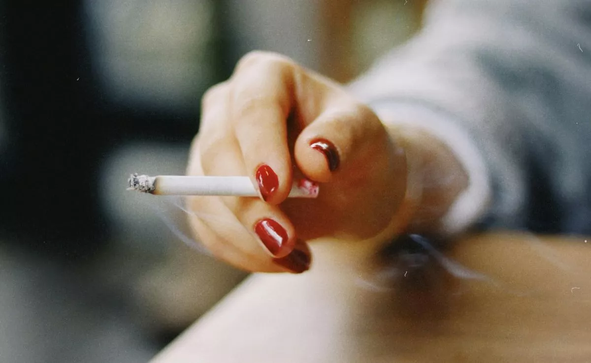 Persona fumando en una terraza. /Pexels