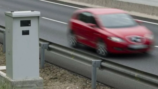 Imagen de archivo de un radar de tráfico como los vandalizados Lanzarote / EFE