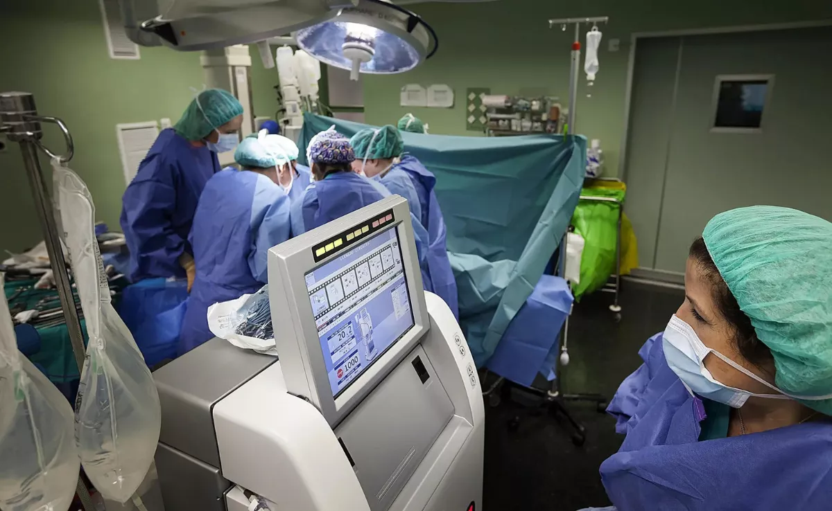 Sanidad tendrá un procesador más potente para gestionar mejor los datos de los pacientes canarios . Imagen de una operación quirúrgica en Canarias / EFE
