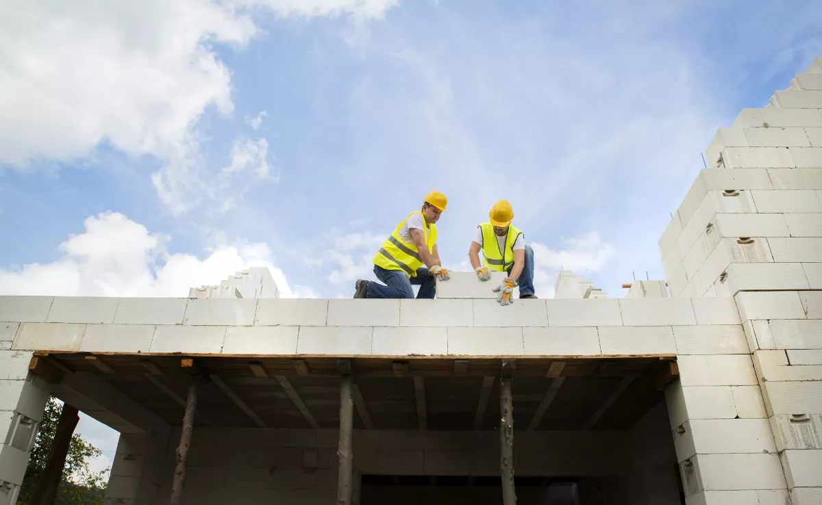 Unos obreros durante la construcción de una vivienda.. /IMAGEN DE LA RED