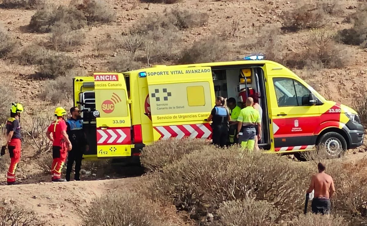 Agentes de la Policía Local y personal del SUC en Los Giles, tras rescatar a un hombre inconsciente en el barranco. / AH