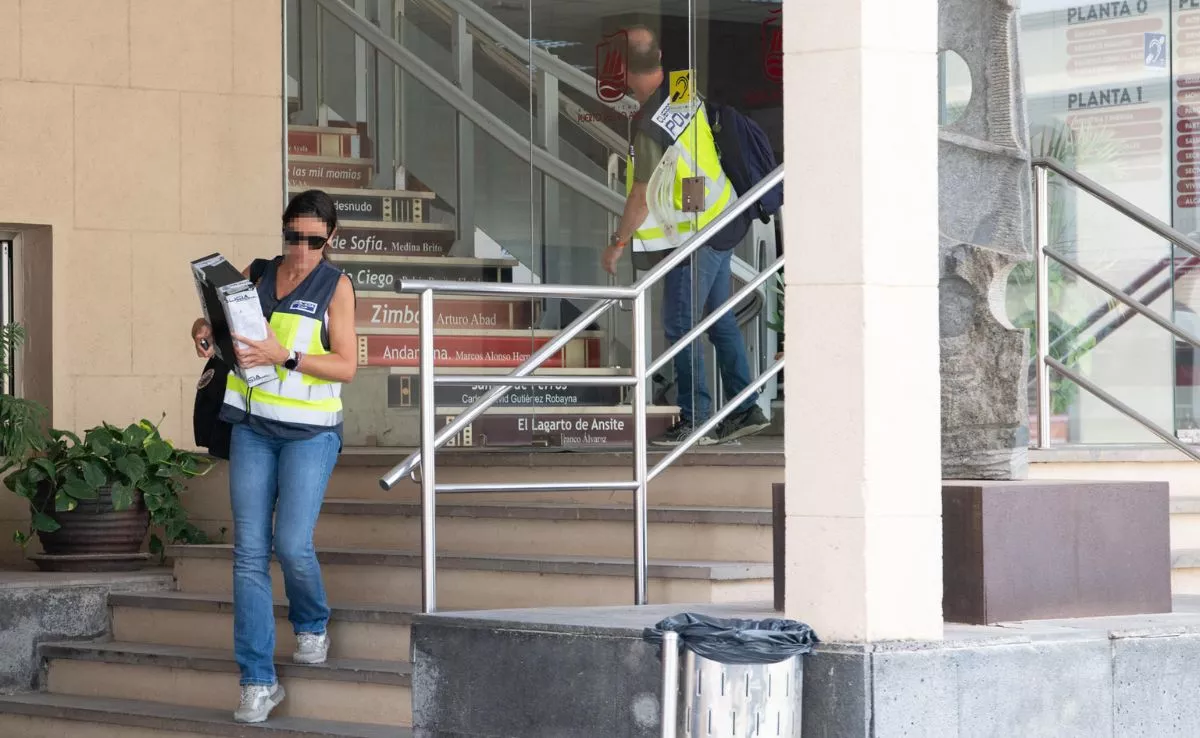  En la imagen, dos agentes policiales abandonan la sede del Ayuntamiento tras el registro ordenado por el Juzgado que investiga las adjudicaciones a la familia Armas.. EFE / Carlos de Saá
