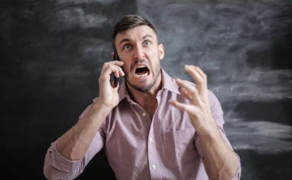 Imagen de una persona que grita intentando comunicarse / PEXELS