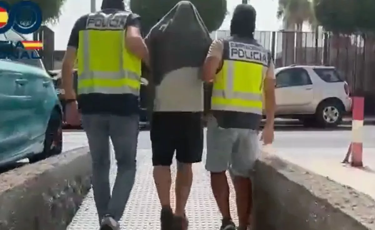 Dos agente de la Policía Nacional en plena detención del vecino de San Fernando que mató