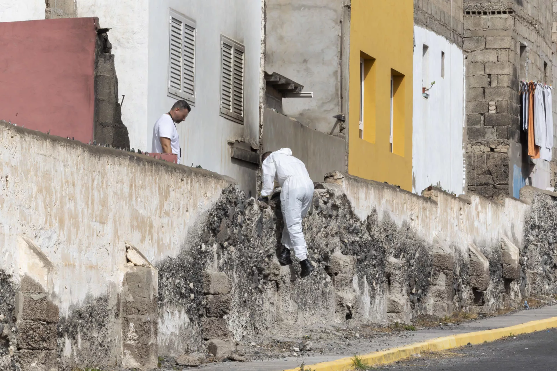 En la imagen, agentes policiales registran el inmueble donde se produjo el incendio. /EFE/Quique Curbelo