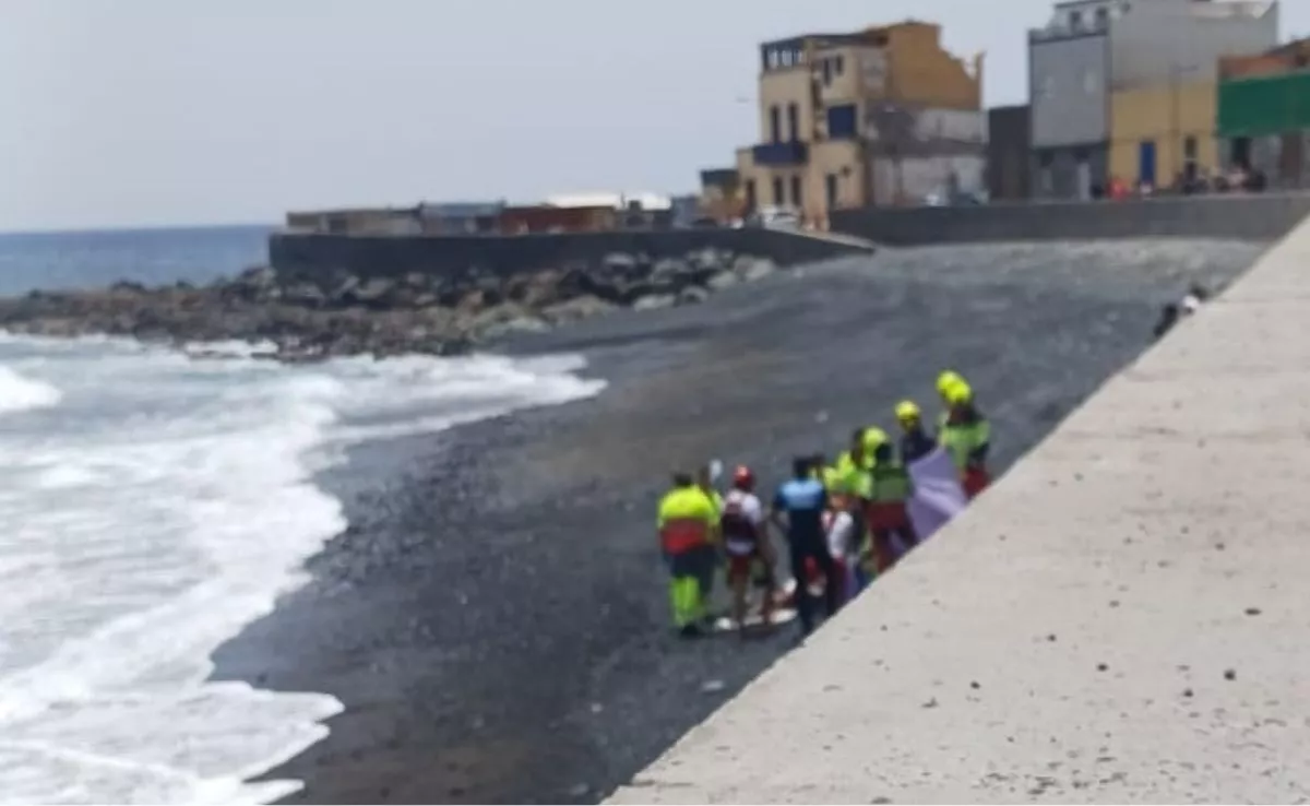 Los sanitarios y la Policía Local asisten a dos bañistas en San Cristóbal. Uno de ellos ha muerto ahogado. / 112