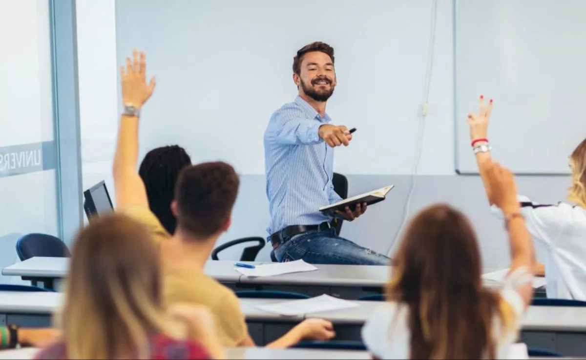 Un profesor en una clase tradicional, un sistema de enseñanza que comienza a cambiar con la Inteligencia Artificial. / AH