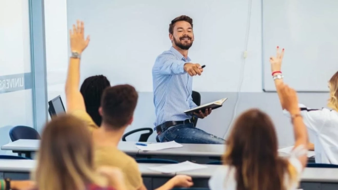 Un profesor en una clase tradicional, un sistema de enseñanza que comienza a cambiar con la Inteligencia Artificial. / AH Un profesor en una clase tradicional, un sistema de enseñanza que comienza a cambiar con la Inteligencia Artificial. / AH