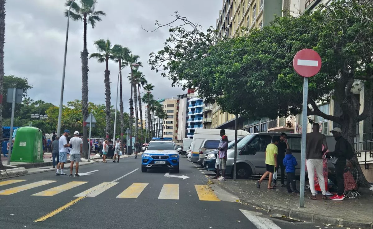 Una de las unidades movilizadas este domingo para atajar el descontrol en el rastro de Las Palmas de Gran Canaria. / AH