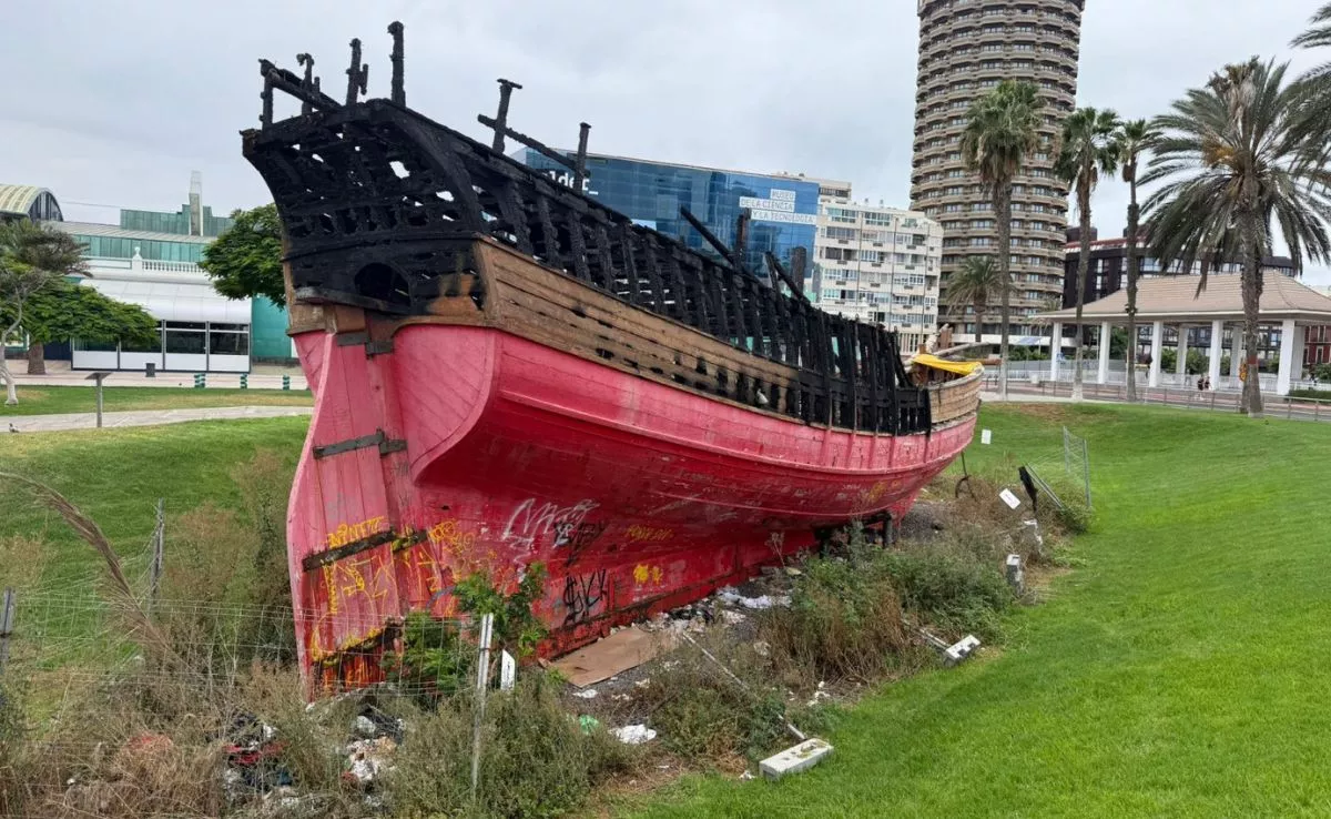 Aspecto actual de la réplica de la carabela 'La Niña', dos años después de haber sufrido un incendio. / AH