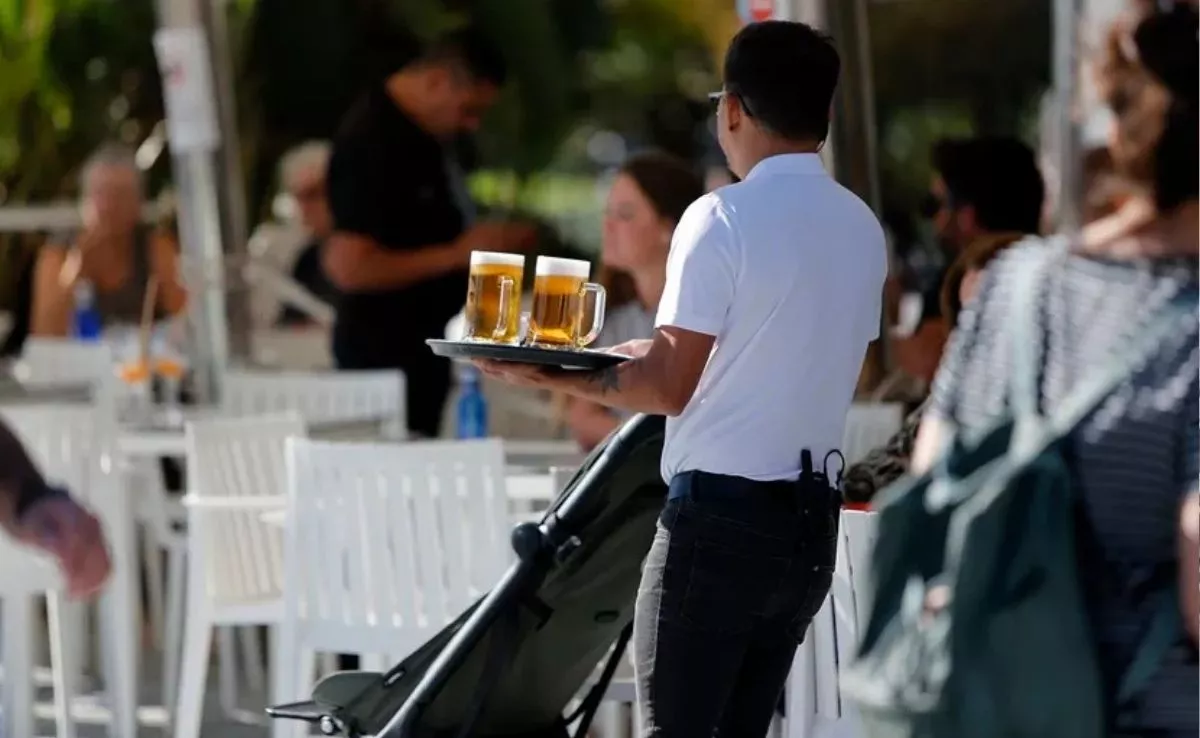 Profesional de la hostelería trabajando en su jornada laboral|EFE