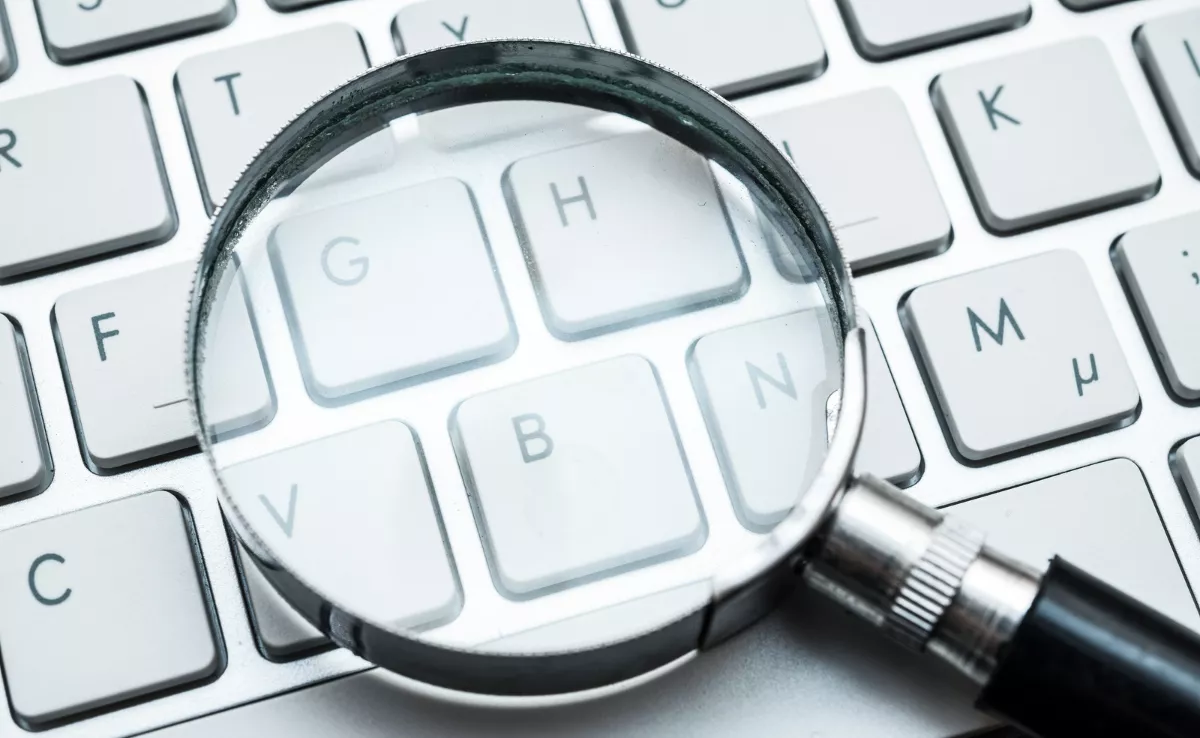 Una lupa sobre un teclado de ordenador. / IMAGEN DE LA RED