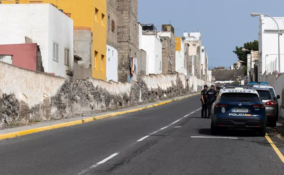 Agentes policiales delante del inmueble donde sucedieron los hechos / EFE-Quique Curbelo