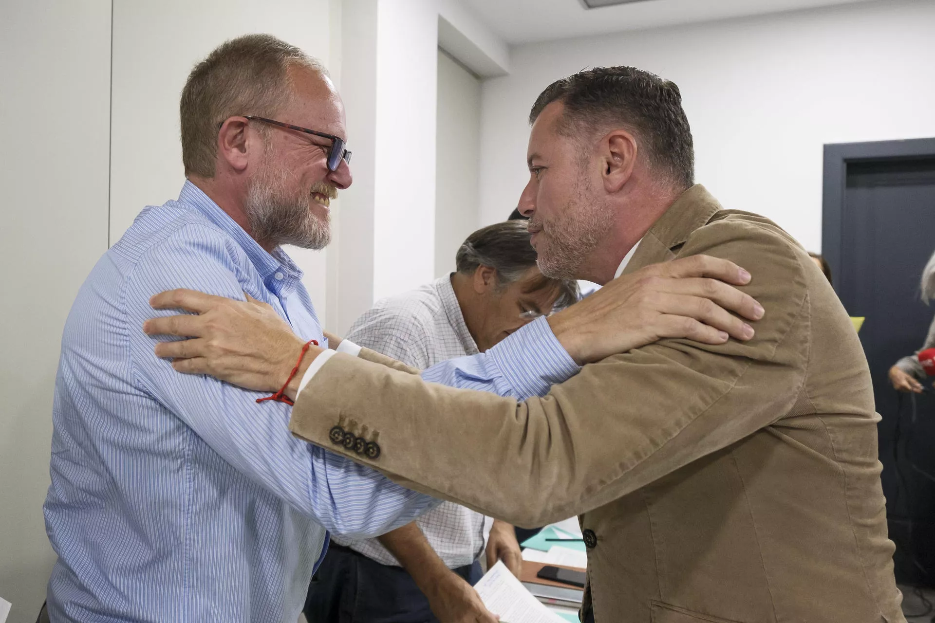 José Eduardo Ramírez, concejal de Movilidad de Las Palmas, también deja Nueva Canarias. En la imagen, saluda a Teodoro Sosa. / ÁNGEL MEDINA G.-EFE José Eduardo Ramírez, concejal de Movilidad de Las Palmas, también deja Nueva Canarias. En la imagen, saluda a Teodoro Sosa. / ÁNGEL MEDINA G.-EFE