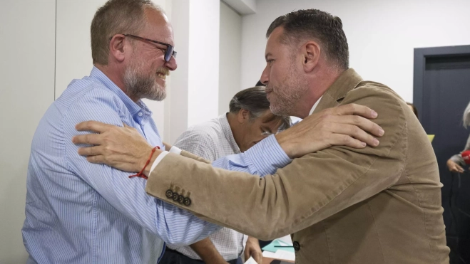 José Eduardo Ramírez, concejal de Movilidad de Las Palmas, también deja Nueva Canarias. En la imagen, saluda a Teodoro Sosa. / ÁNGEL MEDINA G.-EFE 