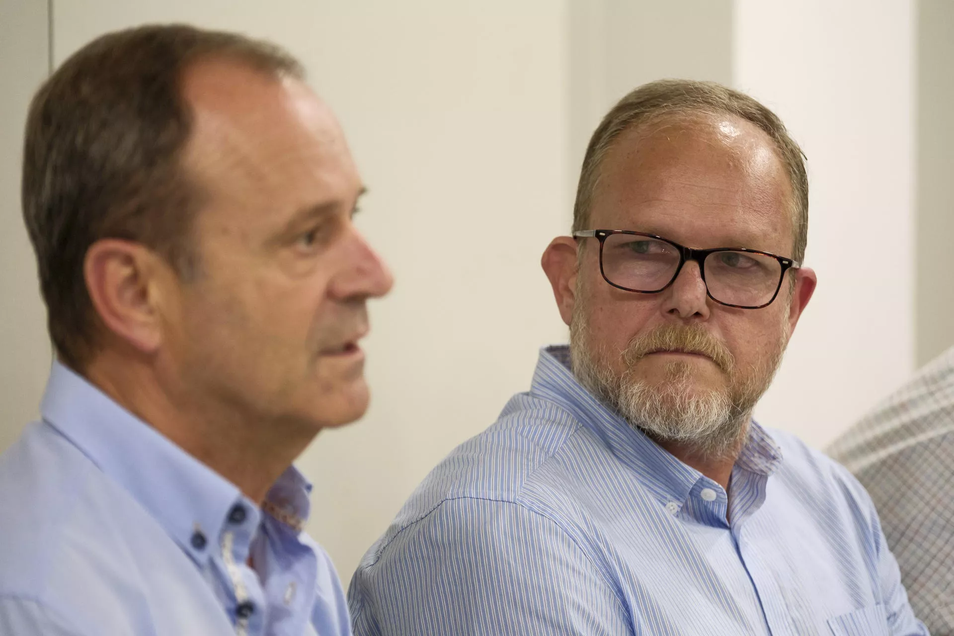 Ramírez se une a Primero Canarias y ve inviable el derribo de viviendas en Las Torres. En la imagen, el concejal aparece junto a Óscar Hernández. / ÁNGEL MEDINA G.-EFE