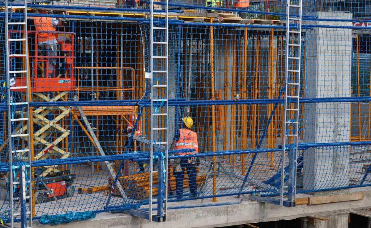 Trabajador en una obra en Tenerife (Canarias). / ATLÁNTICO HOY