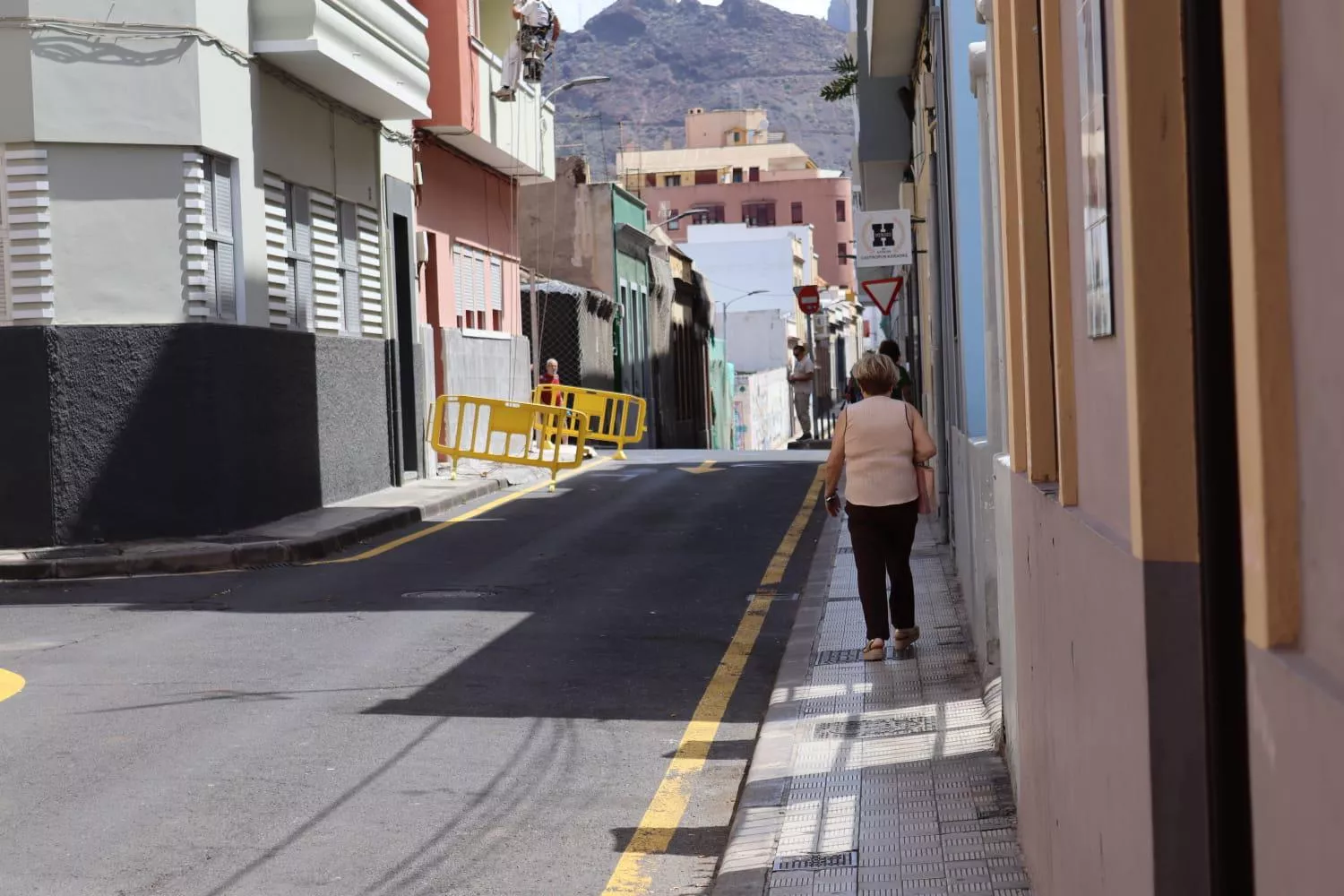 Imagen de una persona paseando por El Toscal en Santa Cruz de Tenerife. / ATLÁNTICO HOY - ALBA MARICHAL 