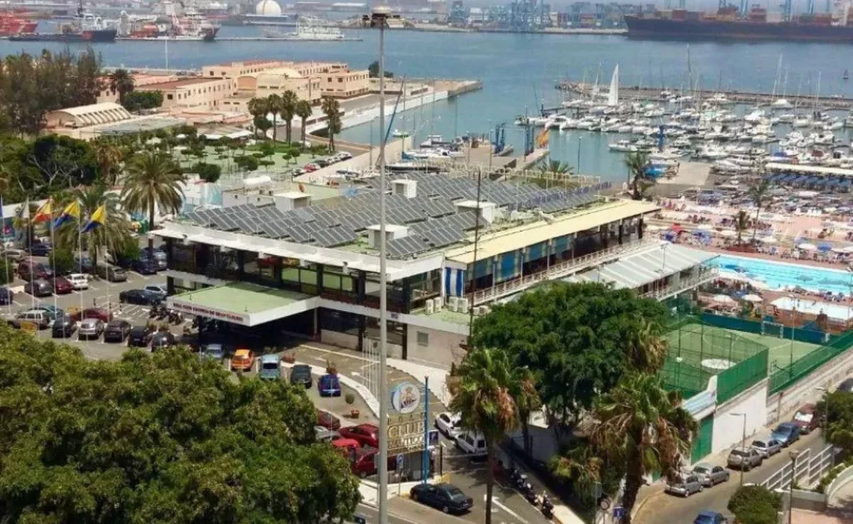 El Real Club Náutico de Gran Canaria, con su marina deportiva y el Puerto de Las Palmas al fondo. / AH