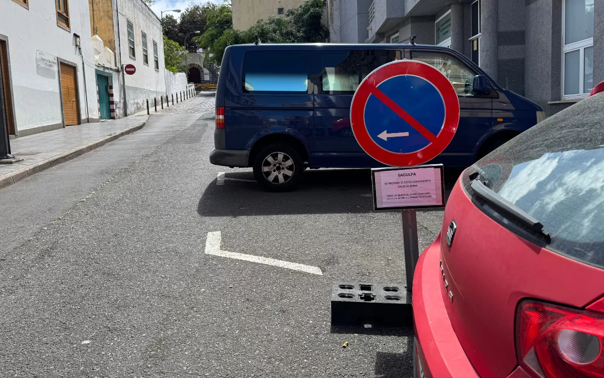 El Risco de San Nicolás pierde 40 plazas de aparcamiento gratuito. En la imagen, una señal de Sagulpa en la calle San Nicolás, que pasará a ser zona azul. / AH