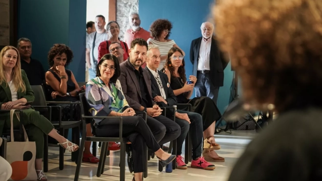 Imagen de los asistentes y autoridades durante la actuación de Ant Cosmos en la presentación de LPGC'31 en Museo Casti Imagen de los asistentes y autoridades durante la actuación de Ant Cosmos en la presentación de LPGC'31 en Museo Casti