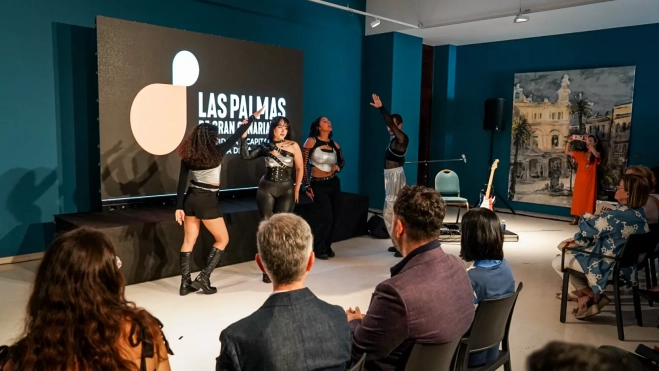 El grupo de K Pop Pandora, que ensaya habitualmente a las puertas del Castillo de Mata, abrió el acto en el Museo. El grupo de K Pop Pandora, que ensaya habitualmente a las puertas del Castillo de Mata, abrió el acto en el Museo.