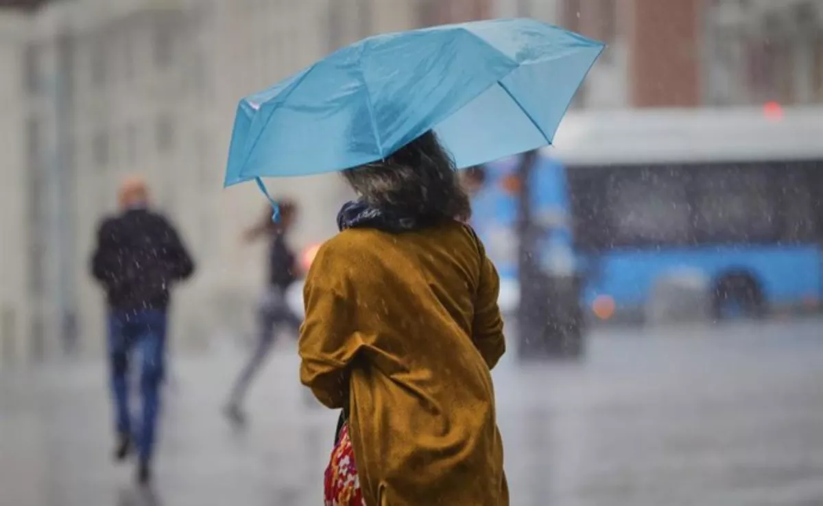 Imagen de una persona en la calle un día ventoso y con lluvia / EP