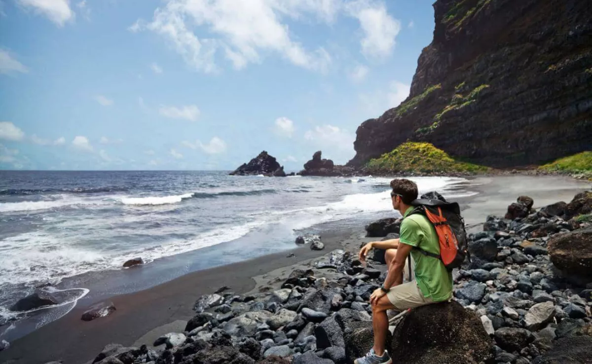 Imagen de la playa de Canarias que combina sendero, montaña y lava / HOLA ISLAS CANARIAS