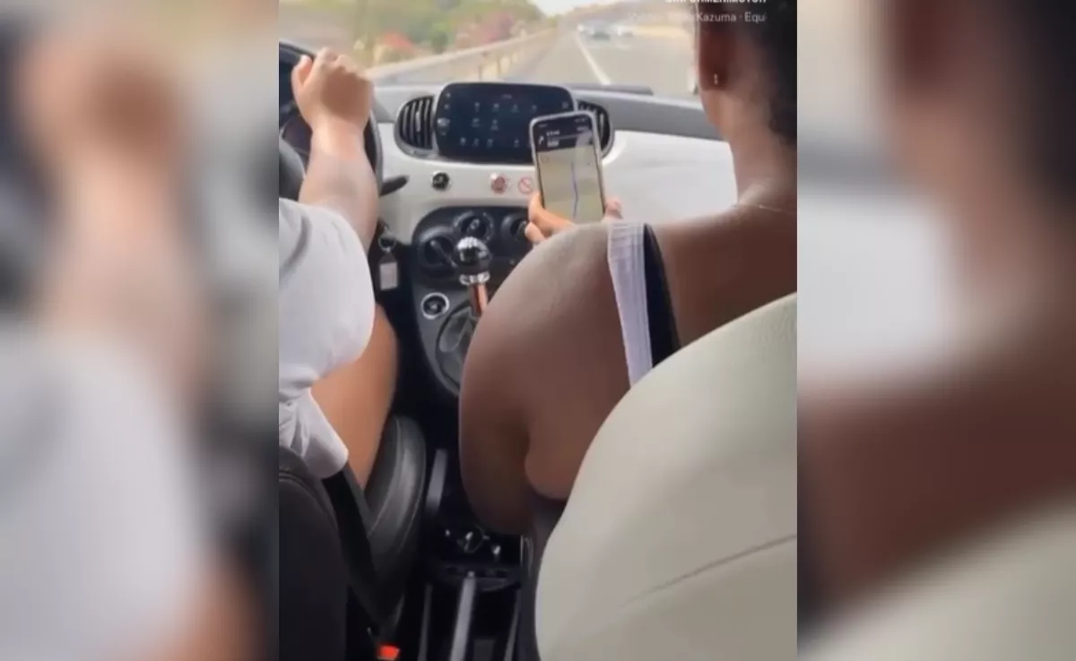 Imagen de las turistas en dirección contraria en plena GC 1 / RRSS