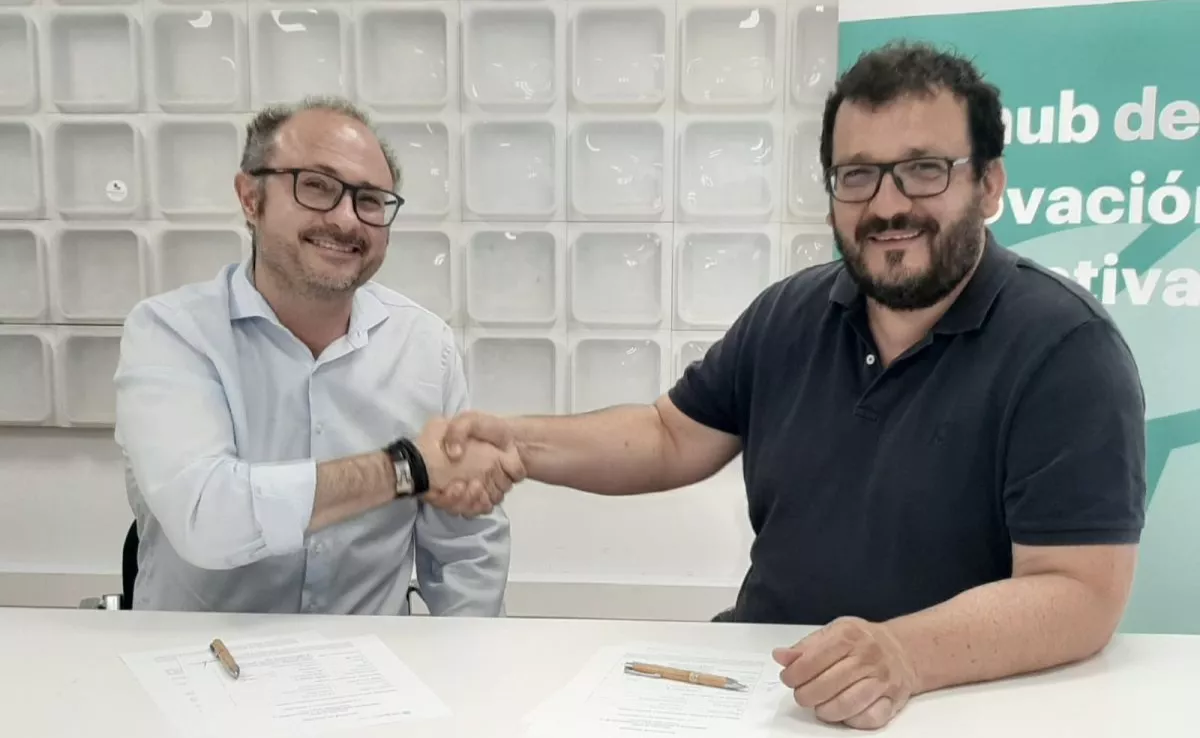 Ignacio Aso, fundador y CEO de IGNITE Copilot junto al presidente del EduTech Cluster, Ramon Reixach, durante el acto de firma que tuvo lugar este martes en Barcelona