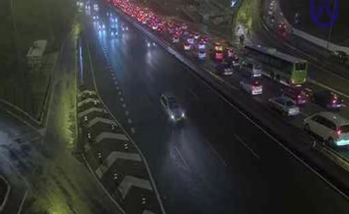 Retenciones en la TF5 por un accidente entre una moto y tres coches. /112