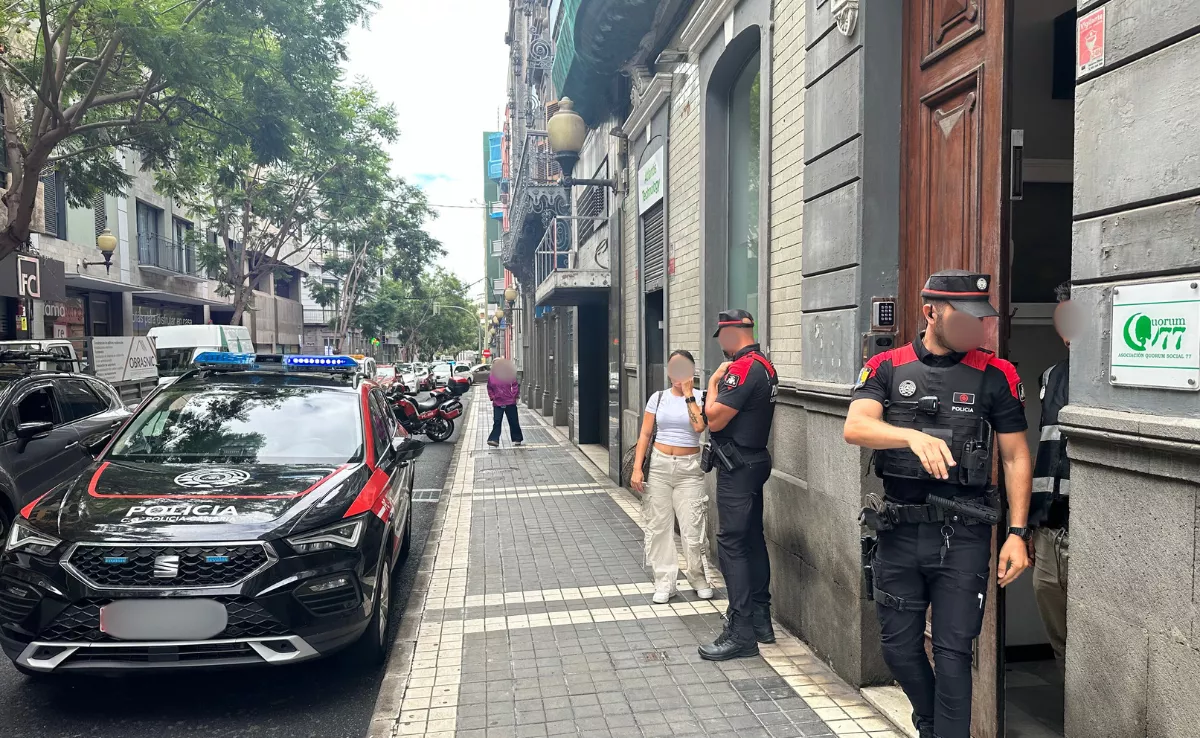 Momento en el que la Policía Autonómica registra la sede de Quorum 77 en Las Palmas / AH 