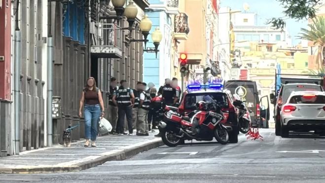 Momento del registro a la sede de Quorum 77 en Las Palmas de Gran Canaria / AH