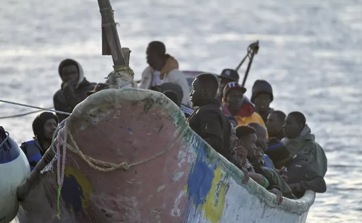 Imagen de archivo de un grupo de migrantes en una patera / EFE