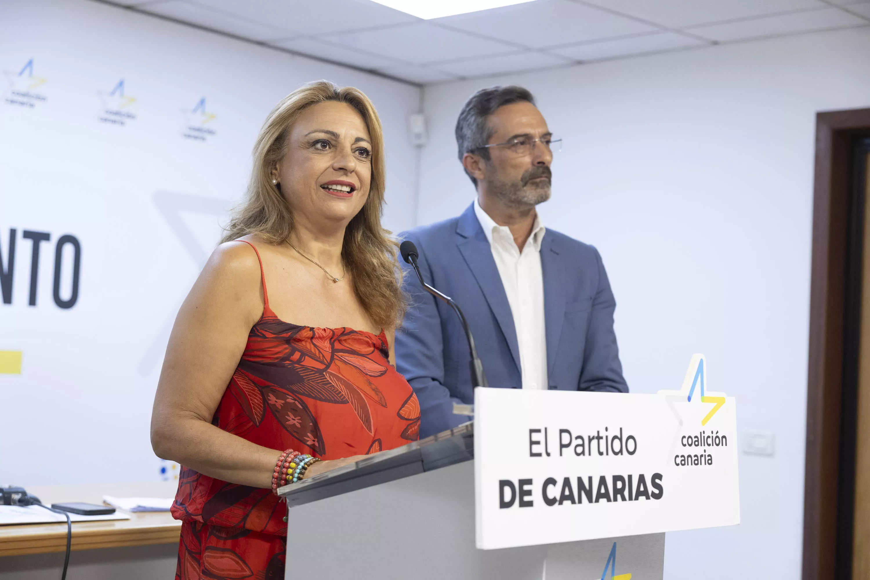 La diputada de Coalición Canaria en el Congreso, Cristina Valido, y el senador del partido, Pedro San Ginés, han hecho balance este jueves su labor en las dos cámaras en los dos años transcurridos de la legislatura. / MIGUEL BARRETO-EFE
