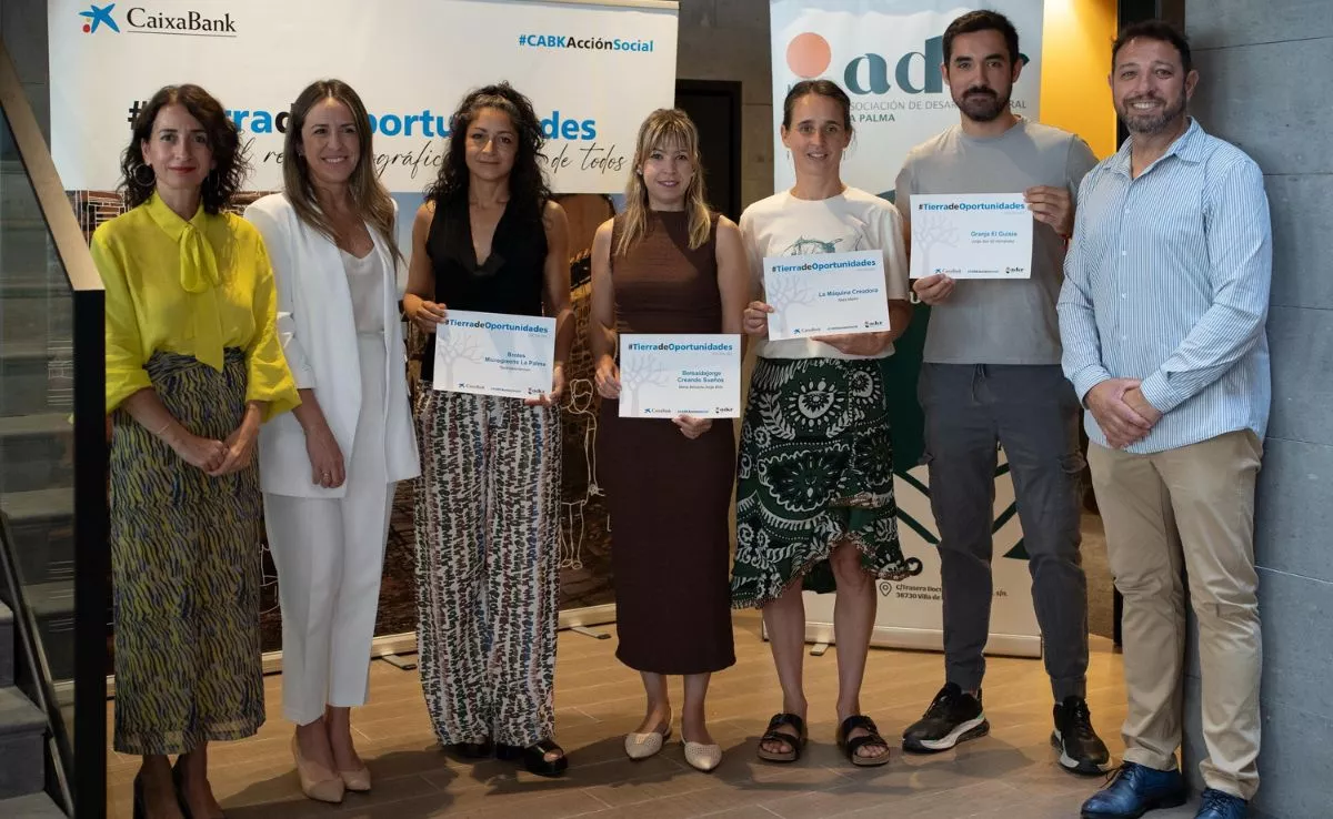 Foto de familia de los proyectos de emprendimiento seleccionados a través de Tierra de Oportunidades 2025 La Palma. /Cedida