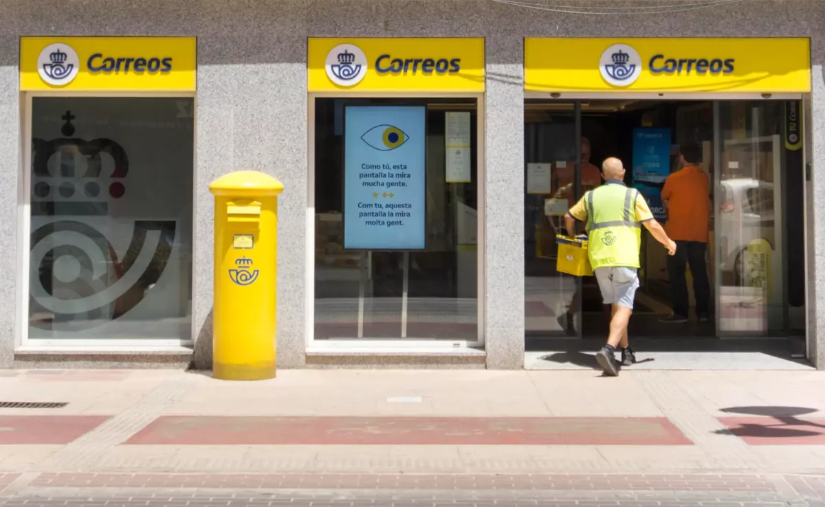 Imagen de un trabajador de Correos / EFE