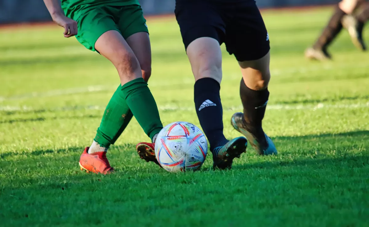 Imagen de dos personas jugando al fútbol. /ARCHIVO