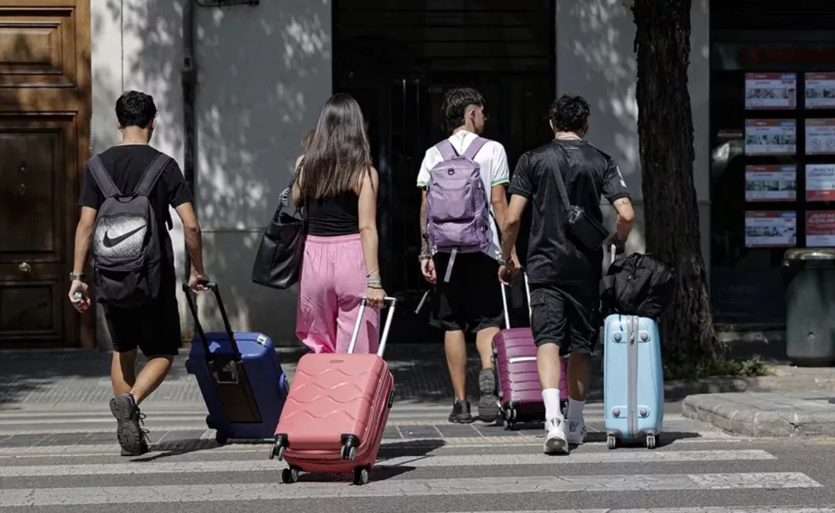 Juventud, ataviada con enseres de viaje de verano|EFE