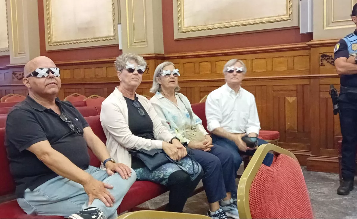 Vecinos de Santa Cruz protestan en el Ayuntamiento de Santa Cruz|AH